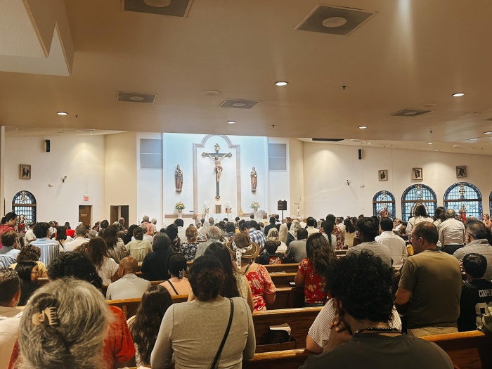 教堂聚會情景。(翻攝自FB@Our Lady  of  Perpetual Help Clovis, CA）